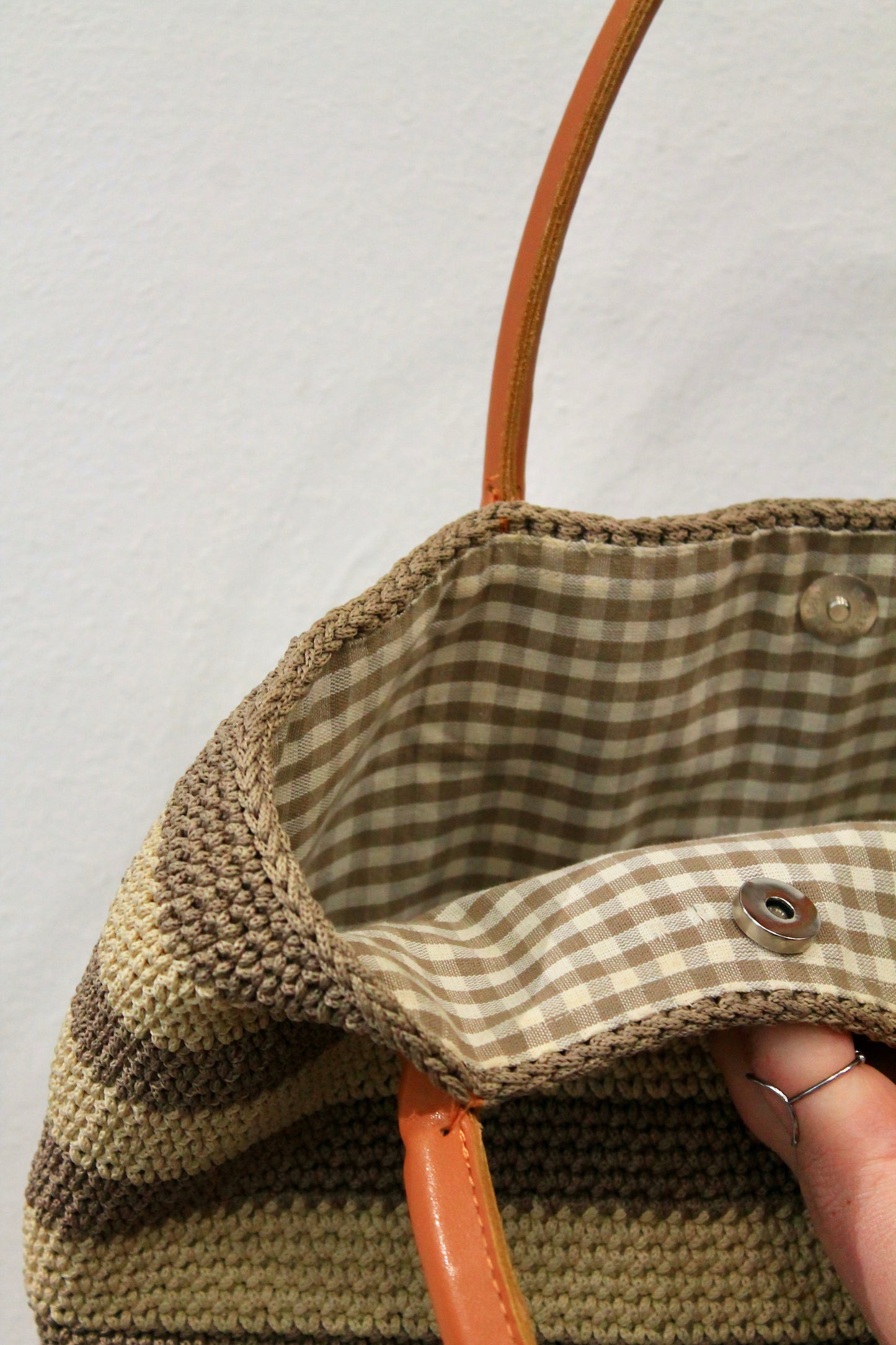 Borsa a spalla crochet con righe beige